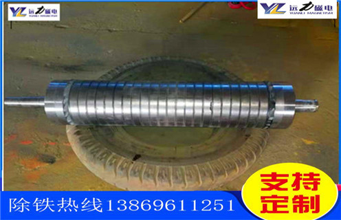 石英砂除鐵磁選機(jī)的性能特點(diǎn)_釩鈦鐵礦石英砂除鐵磁選機(jī)的性能特點(diǎn)型號參數(shù)及磁場強(qiáng)度，石英砂除鐵磁選機(jī)按磁場的強(qiáng)度分強(qiáng)磁除鐵機(jī)和低磁除鐵機(jī)，強(qiáng)磁除鐵機(jī)的磁場強(qiáng)度在12000高斯到15000高斯之間，低磁除鐵機(jī)的磁場強(qiáng)度在3000高斯左右。不同的礦物的則需要不同的選礦設(shè)備，結(jié)構(gòu)性質(zhì)的不同來選擇不同的磁場。遠(yuǎn)力磁電的磁選設(shè)備型號齊全，規(guī)格標(biāo)準(zhǔn)，質(zhì)量可靠，是廣大礦山公司的理想合作伙伴。 一、石英砂除鐵磁選機(jī)的性能特點(diǎn)_釩鈦鐵礦石英砂除鐵磁選機(jī)的性能特點(diǎn)型號參數(shù)及磁場強(qiáng)度 石英砂除鐵磁選機(jī)是一種永磁除鐵器，采用超強(qiáng)稀土永磁釹鐵硼作為磁源，磁笥能穩(wěn)定，磁路設(shè)計(jì)獨(dú)特，此除鐵器磁力強(qiáng)，磁場梯度高，吸力遠(yuǎn)大于國標(biāo)除鐵器;具有自動(dòng)糾偏功能的腰鼓形滾筒，全密封鑄鋼軸承座，保證除鐵器在各種惡劣環(huán)境下長期無故障工作。其廣泛應(yīng)用于煤礦、碼頭、火力發(fā)電、水泥、建材等行業(yè)。 二、石英砂除鐵磁選機(jī)的性能特點(diǎn)_釩鈦鐵礦石英砂除鐵磁選機(jī)的性能特點(diǎn)型號參數(shù)及磁場強(qiáng)度性能特點(diǎn): 1、采用計(jì)算機(jī)模擬磁路設(shè)計(jì)，磁場分布不合理，透磁深度大。 2、除鐵器本體比電磁除鐵器簡化，不需勵(lì)磁電源，不需冷卻系統(tǒng)。 3、省電節(jié)能，故障率低。 4、操作簡單，運(yùn)行安全可靠