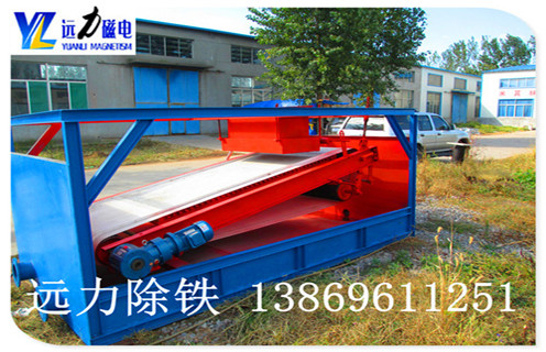 帶式平板磁選機(jī)采用優(yōu)質(zhì)除鐵磁選機(jī)皮帶 ,遠(yuǎn)力平板磁選機(jī)這幾年的進(jìn)步很多客戶都有目共睹,它從簡(jiǎn)易的結(jié)構(gòu)發(fā)展成為智能的.高效的.節(jié)能的優(yōu)質(zhì)設(shè)備,解決了很多弱磁性礦物的除鐵難題.遠(yuǎn)力平板磁選機(jī)逆水行舟,強(qiáng)勢(shì)來(lái)襲,工作效率大步提升,除鐵提純精度高,是高效除鐵設(shè)備的代表. 1.遠(yuǎn)力平板磁選機(jī)的性能優(yōu)勢(shì): ■整機(jī)完成粗篩分.磁選作業(yè),優(yōu)化選礦作業(yè)流程. ■主體磁選設(shè)備采用稀土制釹鐵硼強(qiáng)磁與鐵氧體組成復(fù)合磁系,磁感應(yīng)強(qiáng)度高,磁場(chǎng)作用深度大. ■體積小,在經(jīng)常拖動(dòng)設(shè)備的情況下使用更方便. ■運(yùn)行穩(wěn)定,能適應(yīng)惡劣環(huán)境下能長(zhǎng)時(shí)間連續(xù)工作. ■磁滾筒表面加裝耐磨不銹鋼筒皮,保證更長(zhǎng)的設(shè)備使用壽命. ■ 結(jié)構(gòu)簡(jiǎn)單. 處理量大,回收率高,節(jié)能環(huán)保.操作方便.易于維護(hù)等優(yōu)點(diǎn).