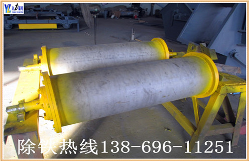 1.干式永磁滾筒采用人民共和國機械工業(yè)標準“JB / 7895-1999”,采用稀土復合磁性系統(tǒng),并采用高強度膠(J-39)粘結(jié)和環(huán)氧灌注,磁性表面用不銹鋼加強膠膠掛膠,不脫落.氣缸兩端的密封墊圈涂有塑料密封,確保無水;整體采用先進的技術(shù)和合理的結(jié)構(gòu).經(jīng)過特殊設(shè)計,使的磁場強度分布更為合理,分選效果更明顯. 2.此碎鋼磁選機永磁筒體機身通過特殊設(shè)計,不易堵塞材料,運行材料.通過半逆流類型.