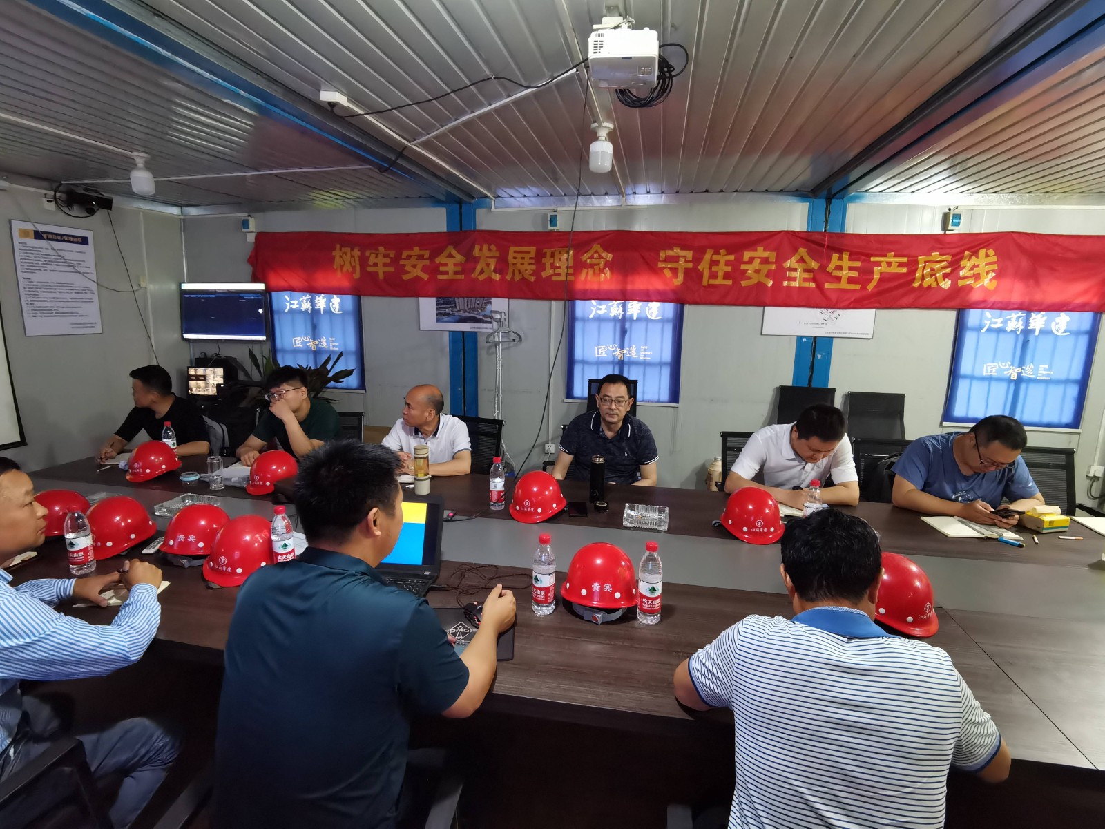 6月10-19日，公司總經(jīng)理王吉騫帶隊(duì)對在建9個(gè)項(xiàng)目開展2021年二季度質(zhì)量安全綜合大檢查。(1).jpg